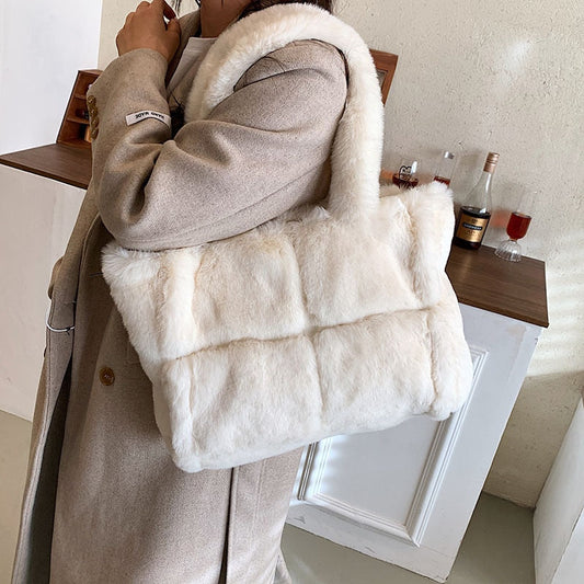 Vardi Dante™ Pipa Plush Handbag | A comfortable winter bag for women-Elly Rose