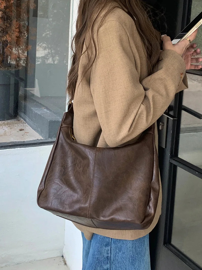 AUROVA - Elegant and spacious shoulder bag for women-Elly Rose